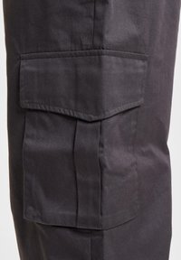 Cargo-bukser i mørkegråt stof, med en stor sidelomme, holdbare stikninger og et lige ben-design. Glat, mat overflade.