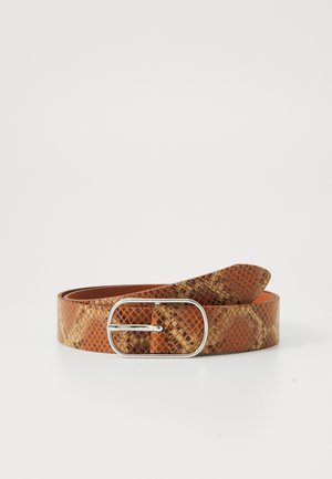 Cinto de couro castanho com textura de pele de serpente e fivela oval prateada, enrolado sobre uma superfície branca.