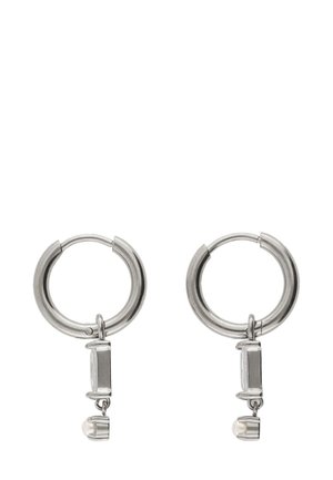 Boucles d'oreilles en argent avec un charme rectangulaire et une petite perle suspendue. Le design est épuré avec une finition métallique brillant.