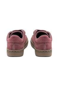 Rózsaszín velúr, slip-on stílusú cipők puha textúrával, lekerekített formával, bézs gumitalppal és díszítő varrással az éleken.