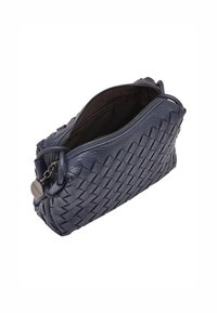 Borsa in pelle intrecciata di colore blu navy, con chiusura a zip, manico laterale e una fodera interna liscia. Forma rettangolare compatta.