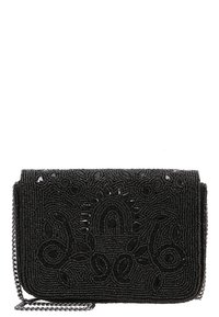 Černé psaníčko zdobené korálky s propracovanými květinovými vzory a hladkou texturou. Uzavírá se kovovým řetízkovým popruhem a překlopnou klopou.