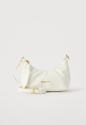 Bolso de hombro blanco Valentino con correa ajustable, herrajes dorados y logo sobre un fondo blanco liso.