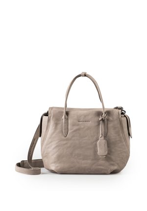 Borsa a mano in pelle color taupe con due manici, tracolla regolabile e piccola targhetta attaccata, appoggiata su sfondo bianco.