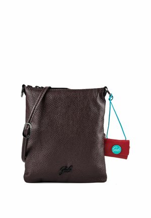 Borsa a tracolla in pelle martellata marrone scuro con tracolla regolabile e etichetta rossa attaccata con cordino blu su sfondo bianco semplice.