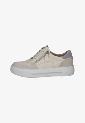 Lichtbeige sneakers met een mix van gladde en gestructureerde materialen, een rits aan de zijkant en een dikke witte zool met een subtiel streepdetaill.