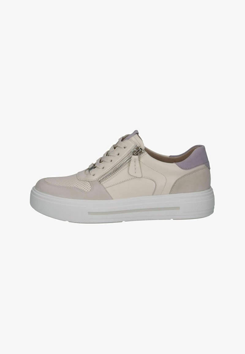 Baskets beige clair combinant des matériaux lisses et texturés, avec une fermeture éclair latérale et une épaisse semelle blanche ornée d'un détail de rayure subtile.