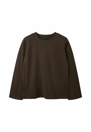 Donkerbruine longsleeve met ronde hals en rechte zoom, weergegeven op een witte achtergrond.