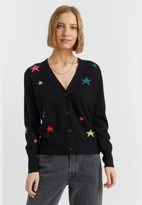 Zwarte cardigan met een V-hals, knoopsluiting en veelkleurige sterren borduursels in roze, blauw, groen en geel aan de voorkant.