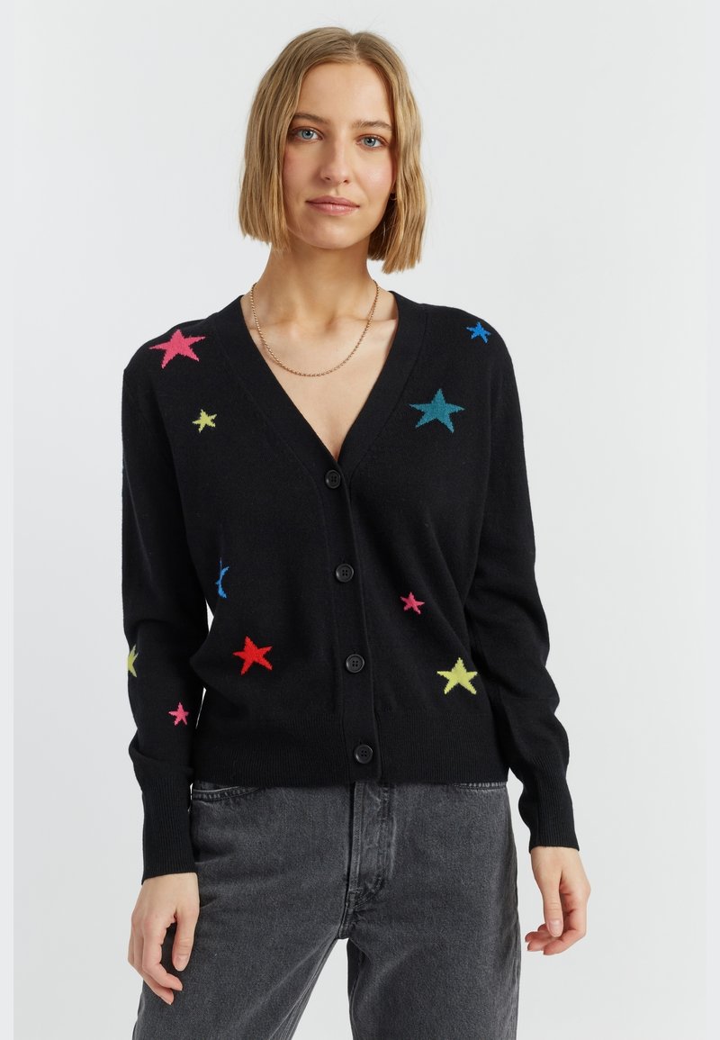 Zwarte cardigan met een V-hals, knoopsluiting en veelkleurige sterren borduursels in roze, blauw, groen en geel aan de voorkant.