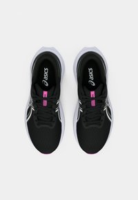 Μαύρα αθλητικά παπούτσια με υφασμάτινο επάνω μέρος με υφή, λευκές λεπτομέρειες, ροζ κορδόνια και καουτσούκ σόλα. Διαθέτουν λογότυπο στη γλώσσα και στο επάνω μέρος.