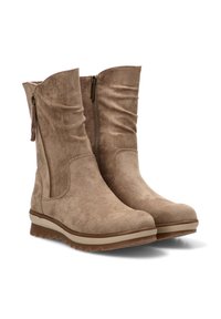 Botas de tobillo de ante marrón con un diseño holgado, cremalleras laterales y suelas de goma texturizadas para mayor agarre. Presentan una suela baja y estratificada con un acabado suave.