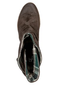 Botte en daim brun foncé avec revers plié dévoilant une doublure à carreaux verts et blancs, vue de dessus.