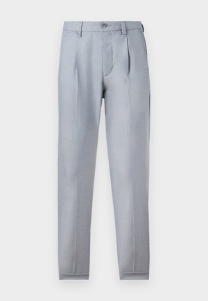 Pantalon de costume pour homme gris clair sur mesure, avec passants de ceinture, poches latérales, plis sur le devant, et fermeture par bouton et fermeture éclair.