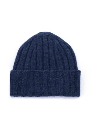 Berretto lavorato a maglia blu navy con risvolto e texture a costine, isolato su sfondo bianco.