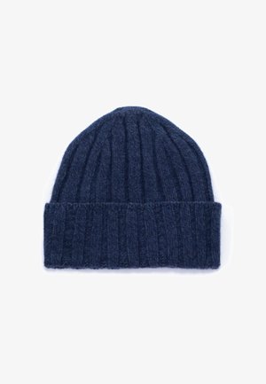 Berretto lavorato a maglia blu navy con risvolto e texture a costine, isolato su sfondo bianco.