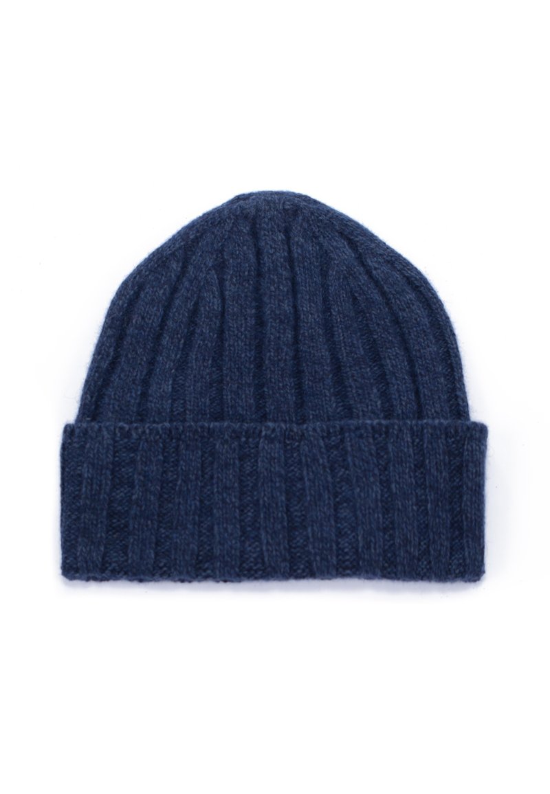 Berretto lavorato a maglia blu navy con risvolto e texture a costine, isolato su sfondo bianco.