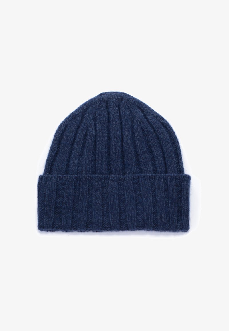 Berretto lavorato a maglia blu navy con risvolto e texture a costine, isolato su sfondo bianco.