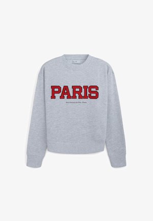Grauer Sweatshirt mit Rundhals, ausgestattet mit auffälligem roten "PARIS"-Text und kleiner schwarzer Schrift darunter. Weicher Stoff mit langen Ärmeln.