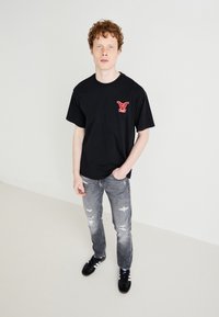 Levi's® VINTAGE FIT GRAPHIC - Apdrukāts T-krekls - black'