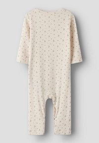 Crème rib gebreide lange mouw babypak met een klein roze en bruine floral patroon, plat weergegeven op een lichtgrijze achtergrond.