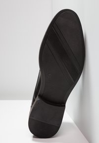 Pier One Derbies & Richelieus - black