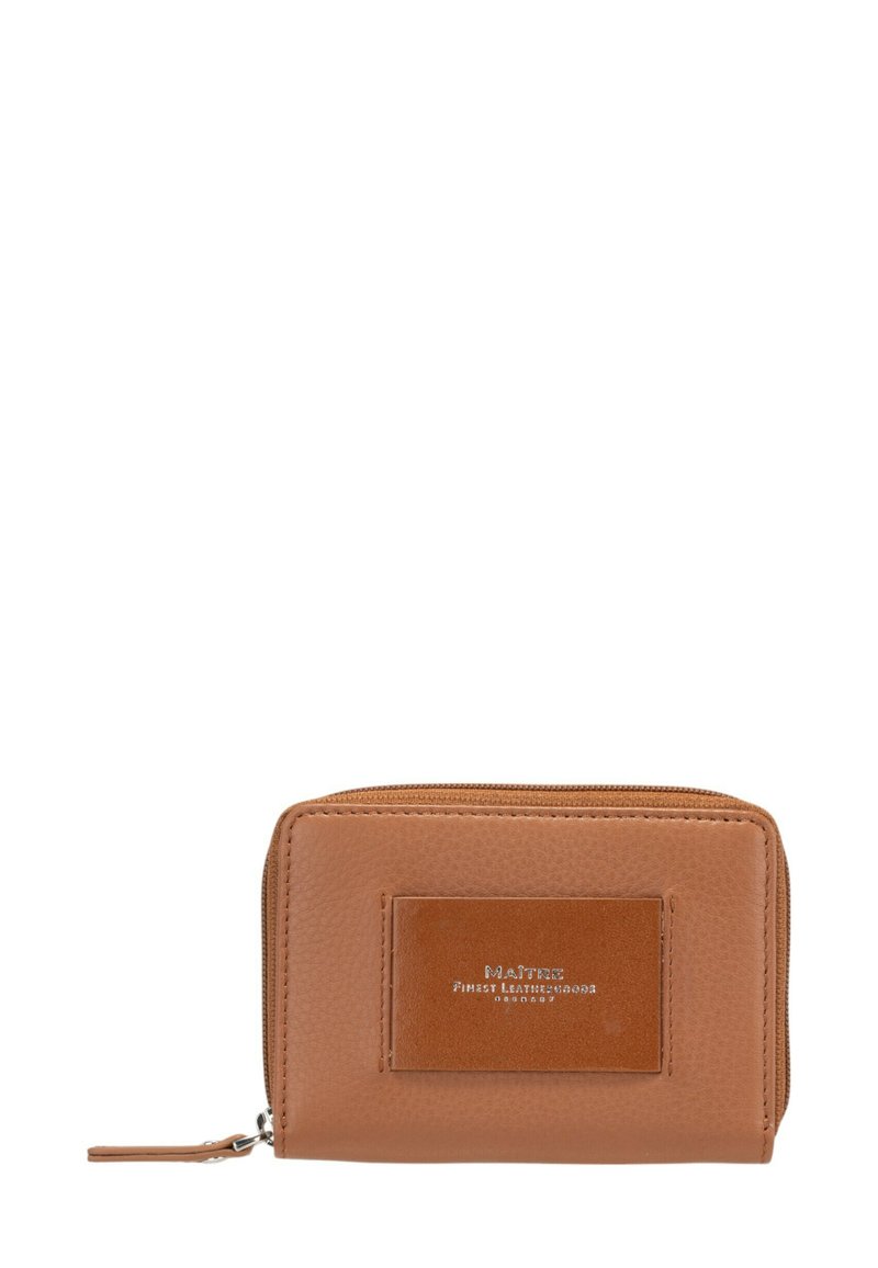 Braune Lederbrieftasche mit strukturierter Oberfläche, Reißverschluss und einem rechteckigen geprägten Patch mit der Aufschrift "MAÎTRE Finest Leather Goods."