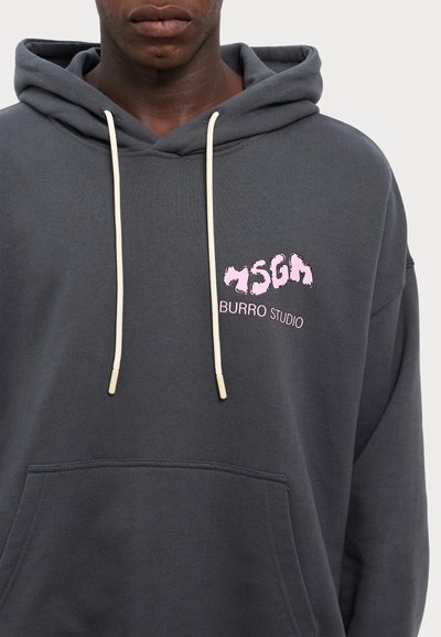 Mørkegrå hættetrøje med en frontlomme, hvide snore og pink logo-tekst "MSGN" og "BURRO STUDIO" trykt på brystet.