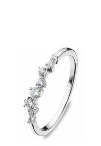 Silberring mit einer gebogenen Reihe von sieben rund geschliffenen funkelnden weißen Diamanten, die entlang des oberen Bands eingearbeitet sind.