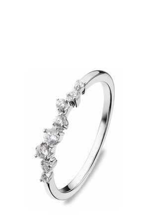 Silberring mit einer gebogenen Reihe von sieben rund geschliffenen funkelnden weißen Diamanten, die entlang des oberen Bands eingearbeitet sind.