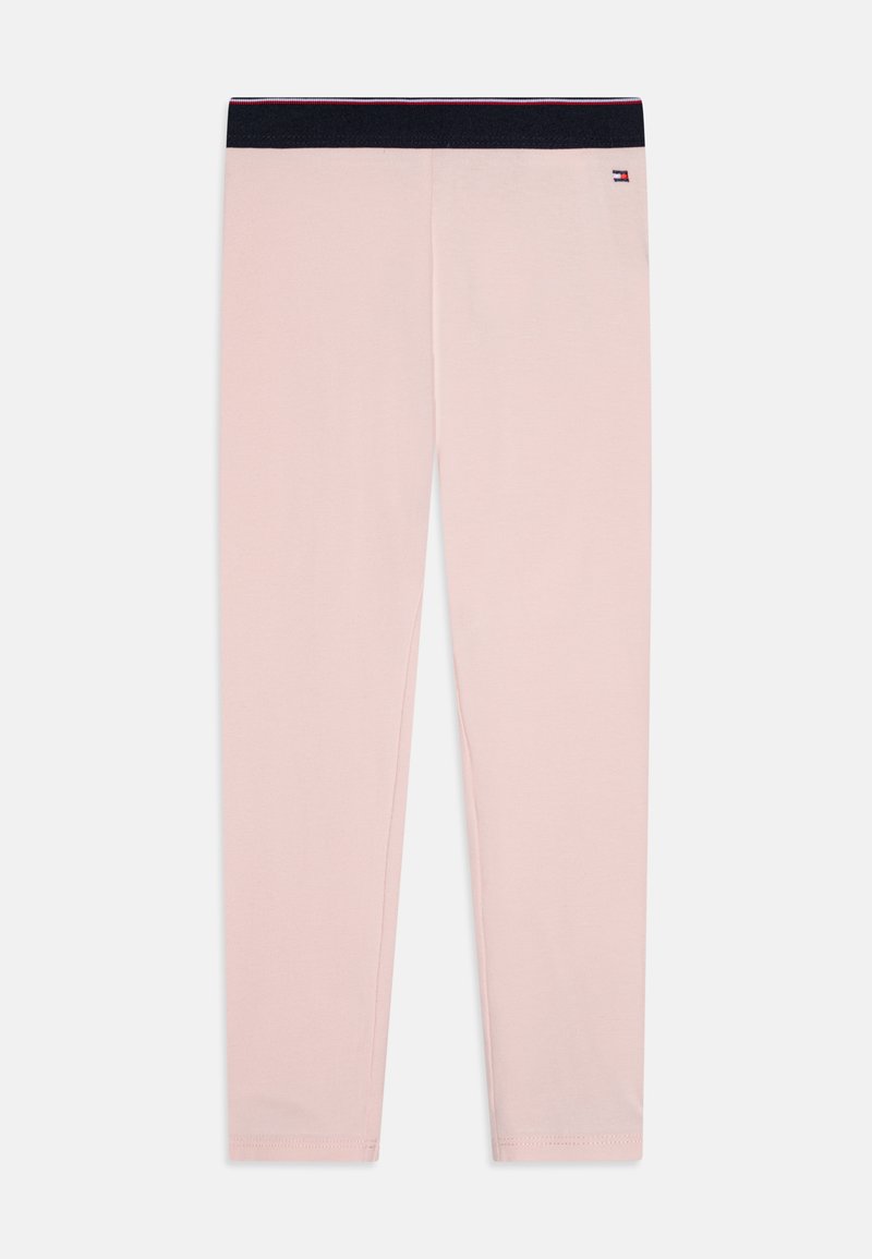 Ανοιχτό ροζ κολάν με απαλή υφή, που διαθέτει σκούρα ναυτική ελαστική μέση με κόκκινες ρίγες και μια μικρή επένδυση λογότυπου.