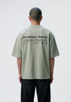 Vertere Berlin, PRODUCT OF BERLIN T-SHIRT UNISEX - T-Shirt print - light olive