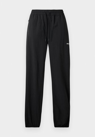 Pantaloni sportivi ușori, negri, cu talie elastică și șnur. Caracteristici include tivuri cu manșete și branding discret pe lateral.