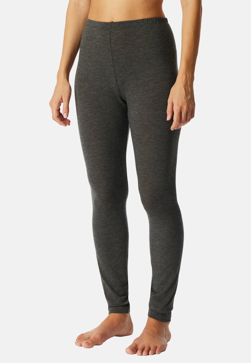 Szare legginsy wykonane z miękkiego, elastycznego materiału. Mają dopasowany krój i elastyczny pas, co zapewnia gładką fakturę i elegancki wygląd.