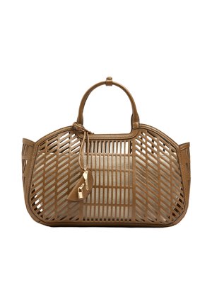 Brązowa skórzana torba typu tote z geometrycznymi wycięciami, zaokrąglonymi uchwytami oraz małym zawieszką w kształcie kłódki i klucza.