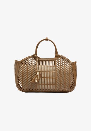 Brązowa skórzana torba typu tote z geometrycznymi wycięciami, zaokrąglonymi uchwytami oraz małym zawieszką w kształcie kłódki i klucza.