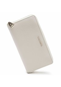Cartera de cuero gris claro con textura de grano, que cuenta con un cierre de cremallera y un acento de logotipo metálico. Diseño delgado y rectangular.