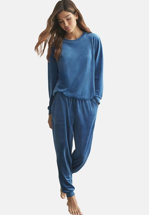 Ensemble de loungewear en velours bleu comprenant un haut à manches longues avec un col rond et un pantalon assorti avec une taille élastique et des poignets.