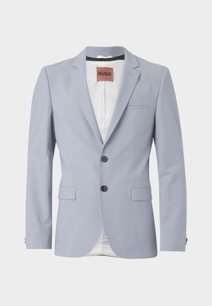 Svijetloplava stilizirana blazer jakna od glatkog materijala s izrezanim reverima, dva prednja džepa, zatvaranjem na tri gumba i suptilnom bijelom podšivom.