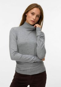 Siva turtleneck pulover iz mehkega materiala z dolgimi rokavi in rebrastimi detajli na ovratniku in manšeta, oblikovana prilegajoče, z gladko teksturo.