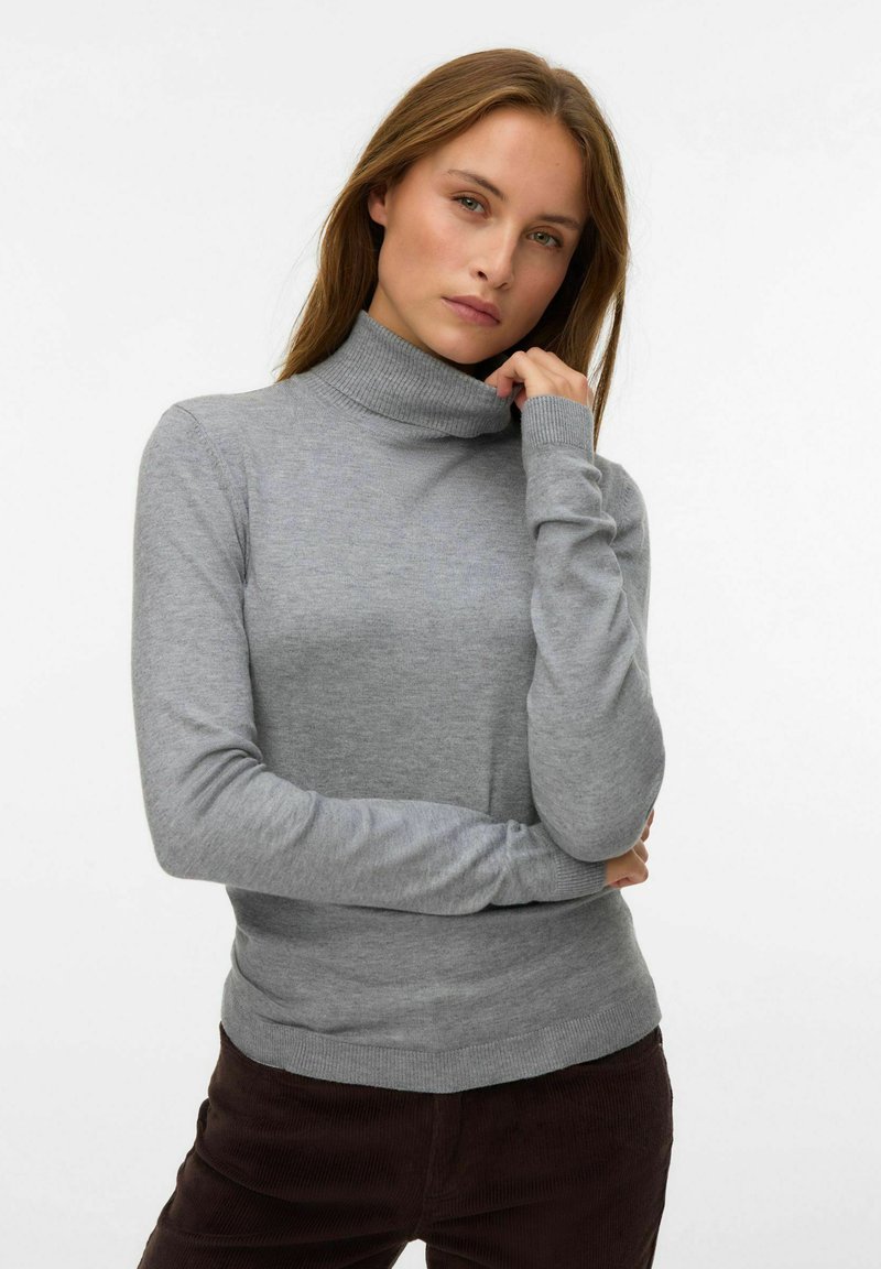 Siva turtleneck pulover iz mehkega materiala z dolgimi rokavi in rebrastimi detajli na ovratniku in manšeta, oblikovana prilegajoče, z gladko teksturo.