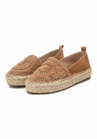 Espadrilles de ante marrón con intrincados patrones bordados, suela de yute, y diseño sin cordones con lengüeta en el talón para facilitar su uso.