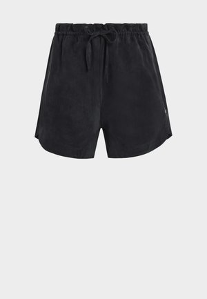 Μαύρες σορτς με άνετη εφαρμογή, ελαστική μέση και κορδόνι μπροστά, ελαφρώς κυρτή ραφή και ελαφριά υφή υφάσματος.