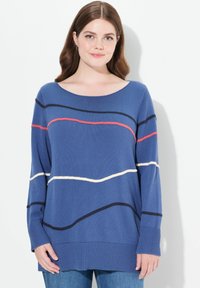 Blå tröja med horisontella ränder i korall, vitt och navy. Den har en vid halsringning och ribbade ärmslut, skuren i en avslappnad passform.