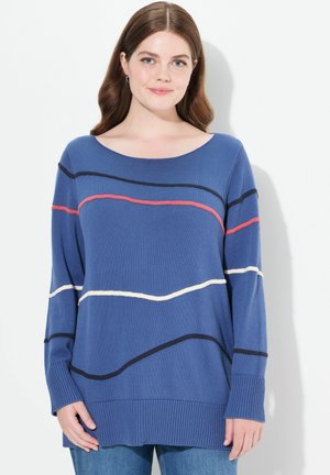 Blauwe trui met horizontale strepen in koraal, wit en marineblauw. Het heeft een wijde halslijn en geribde manchetten, en is uitgevoerd in een relaxte pasvorm.