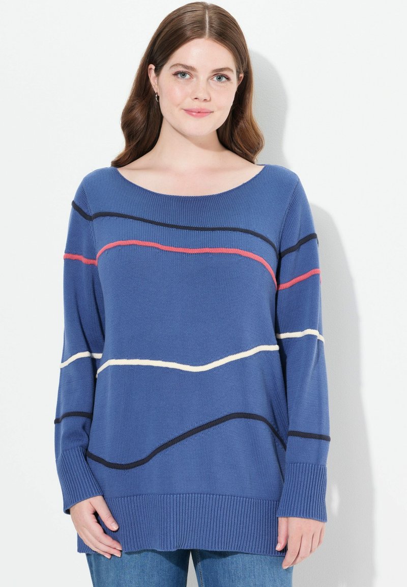 Blå tröja med horisontella ränder i korall, vitt och navy. Den har en vid halsringning och ribbade ärmslut, skuren i en avslappnad passform.