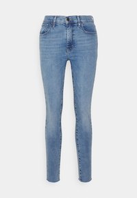 Pantalones vaqueros ajustados de color azul claro con una cintura alta, hechos de denim. Presentan cinco bolsillos y un cierre de botón en la parte frontal. Textura ligeramente desgastada.