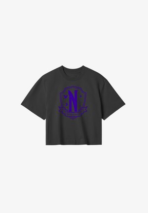 Sort bomulds-T-shirt med løstsiddende pasform, med et lilla skjolddesign med bogstavet "N" og teksten "UNITAS EST INVIC" nederst.