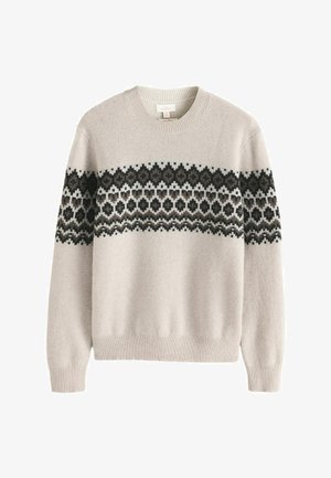 Svetlošedý sveter vyrobený z mäkkej látky; má čierno-biely geometrický vzor na hrudi a tmavé rebrované manžety a lem.