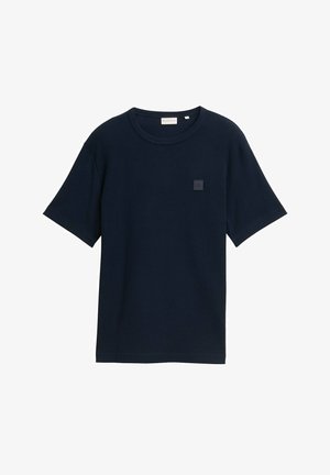 Tricou din bumbac de culoare albastru închis, cu un material texturat, guler rotund, mâneci scurte și un mic patch logo în formă de pătrat întunecat pe față.